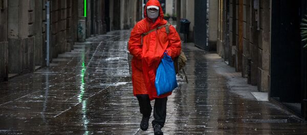 Мужчина в защитной маске идет по улице в центре Барселоны Мужчина в защитной маске идет по улице в центре Барселоны - Sputnik Lietuva