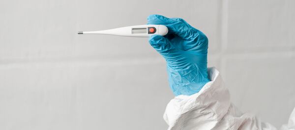 Рука в латексной перчатке с термометром - Sputnik Литва