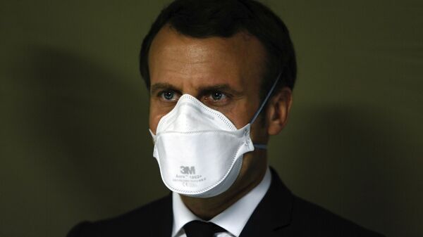 Президент Франции Эммануэль Макрон в защитной маске - Sputnik Литва