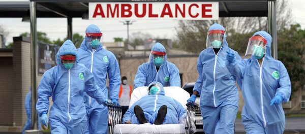 Пациента на носилках доставляют в Объединенный мемориальный медицинский центр в Хьюстоне, архивное фото - Sputnik Литва