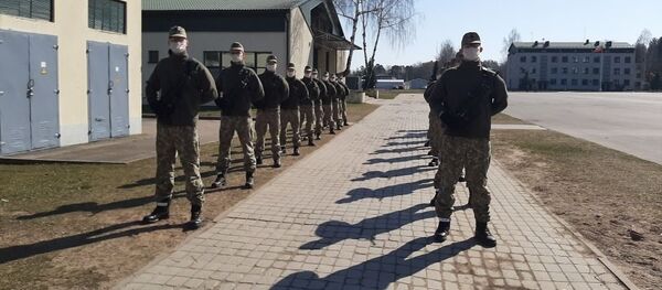 Солдаты литовской армии придерживаются правил карантина - Sputnik Литва