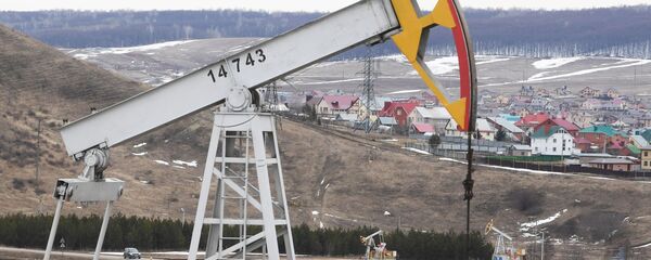 Работа нефтяных станков - качалок Работа нефтяных станков - качалок - Sputnik Lietuva