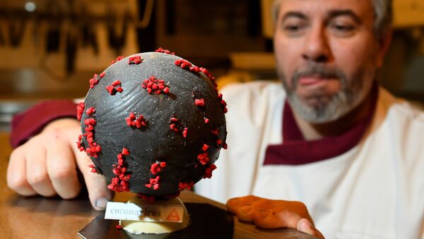 Шоколатье Жан-Франсуа Пре с пасхальным яйцом в форме модели коронавируса - Sputnik Lietuva