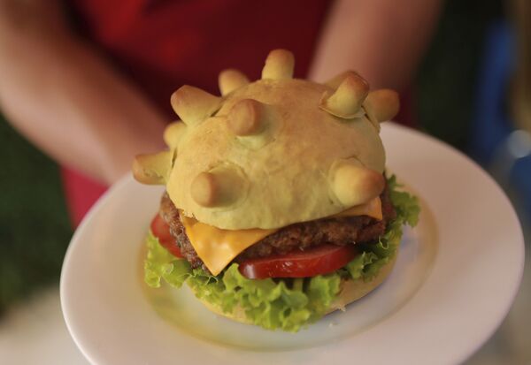 Бургер в форме модели коронавируса в одном из ресторанов Ханоя, Вьетнам - Sputnik Lietuva