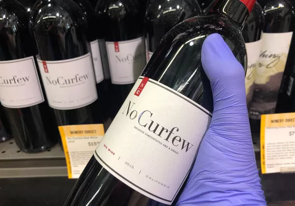 Вино «Нет комендантскому часу» в винном магазине Total Wine & More в Саут-Бич, Майами Вино «Нет комендантскому часу» в винном магазине Total Wine & More в Саут-Бич, Майами - Sputnik Lietuva