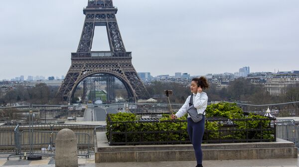 Туристка фотографируется на безлюдной площади Трокадеро у Эйфелевой башни в Париже - Sputnik Lietuva