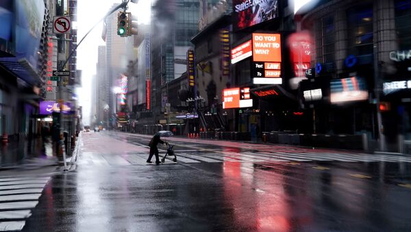 Пешеход переходит 42-ую улицу на пустынном Таймс-сквер в Нью-Йорке  - Sputnik Lietuva
