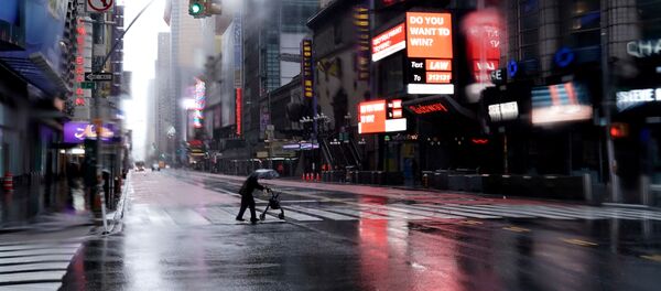 Пешеход переходит 42-ую улицу на пустынном Таймс-сквер в Нью-Йорке Пешеход переходит 42-ую улицу на пустынном Таймс-сквер в Нью-Йорке - Sputnik Lietuva