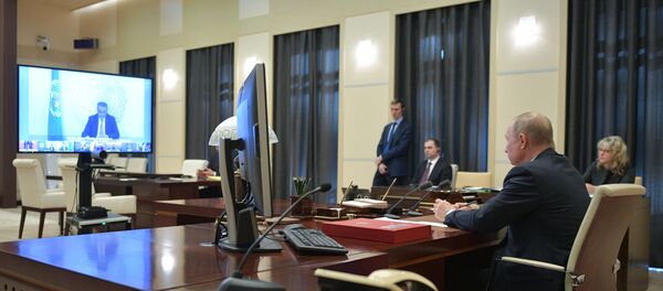 Президент РФ Владимир Путин на саммите G20, 26 марта 2020 года Президент РФ Владимир Путин на саммите G20, 26 марта 2020 года - Sputnik Lietuva