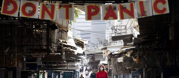 Девушка с собакой под плакатом с призывом не паниковать в Израиле  - Sputnik Литва