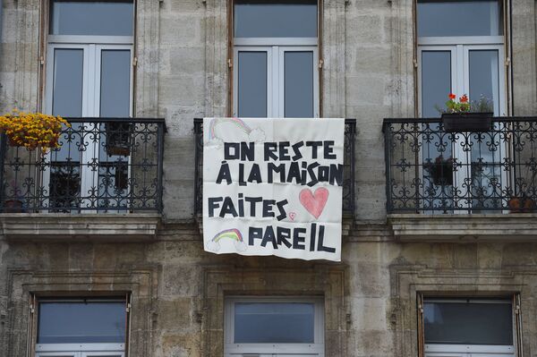 Плакат с надписью Мы остаемся дома, вы тоже оставайтесь на балконе во Франции  - Sputnik Lietuva