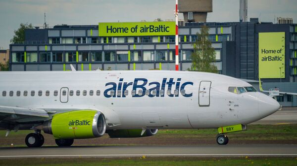 Самолет Boeing 737-36Q авиакомпании airBaltic в аэропорту Рига - Sputnik Литва