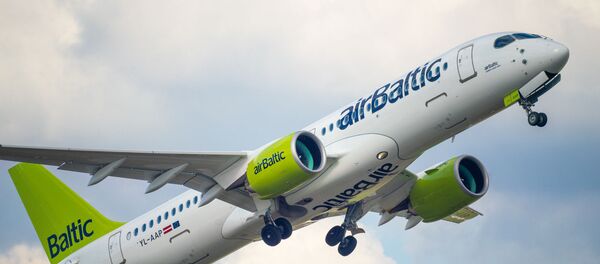 Самолет Airbus a220-300 авиакомпании airBaltic в аэропорту Рига - Sputnik Литва