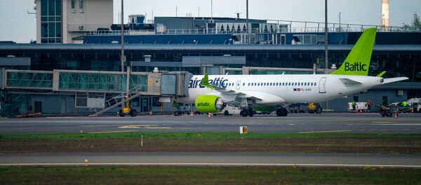 Самолет Airbus a220-300 авиакомпании airBaltic в аэропорту Рига Самолет Airbus a220-300 авиакомпании airBaltic в аэропорту Рига - Sputnik Lietuva