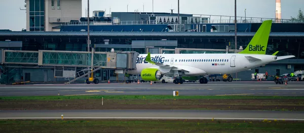 Самолет Airbus a220-300 авиакомпании airBaltic в аэропорту Рига Самолет Airbus a220-300 авиакомпании airBaltic в аэропорту Рига - Sputnik Lietuva