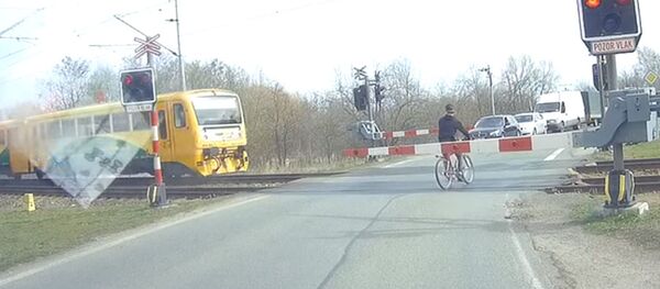 Пацан в миллиметре от того, чтобы его сбил поезд Пацан в миллиметре от того, чтобы его сбил поезд - Sputnik Lietuva