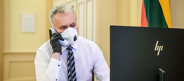 Президент Литвы Гитанас Науседа в медицинской маске - Sputnik Литва