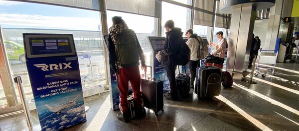 Пассажиры в аэропорту, архивное фото - Sputnik Литва