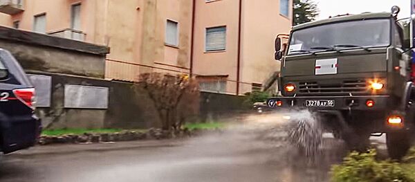 Обработка улиц города Клузоне в Ломбардии Обработка улиц города Клузоне в Ломбардии - Sputnik Lietuva