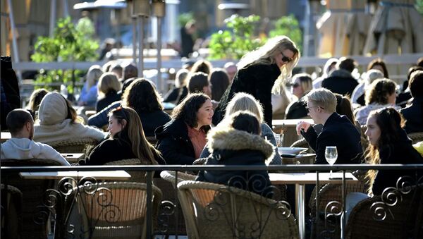 Посетители открытой веранды одного из ресторанов в Стокгольме во время пандемии коронавируса COVID-19 - Sputnik Lietuva
