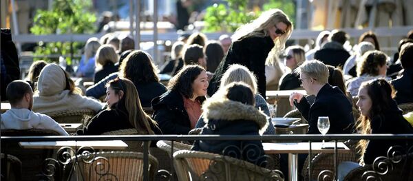 Посетители открытой веранды одного из ресторанов в Стокгольме во время пандемии коронавируса COVID-19 Посетители открытой веранды одного из ресторанов в Стокгольме во время пандемии коронавируса COVID-19 - Sputnik Lietuva