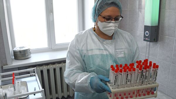Врач Клинического медицинского центра Читы держит в руках пробирки с образцами биоматериалов - Sputnik Литва