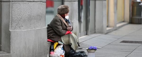 Пожилая женщина продает цветы в Вильнюсе - Sputnik Литва