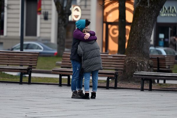 Молодые люди на улице в Вильнюсе - Sputnik Литва