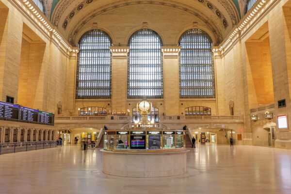 Показывающие полдень часы на Центральном вокзале Нью-Йорка в период пандемии коронавируса - Sputnik Литва