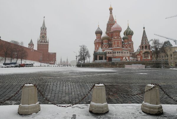 Показывающие полдень часы на Спасской башне Московского кремля  в период пандемии коронавируса - Sputnik Литва