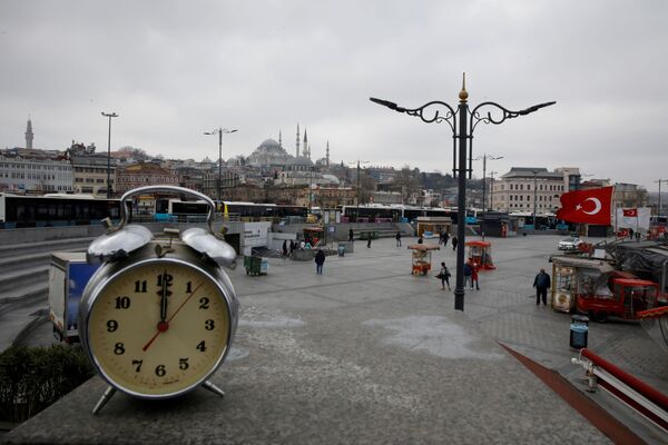 Показывающий полдень будильник в районе Эминеню в Стамбуле в период пандемии коронавируса - Sputnik Литва