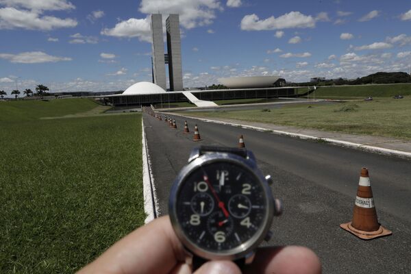 Показывающие полдень часы напротив Национального конгресса Бразилии в период пандемии коронавируса - Sputnik Литва