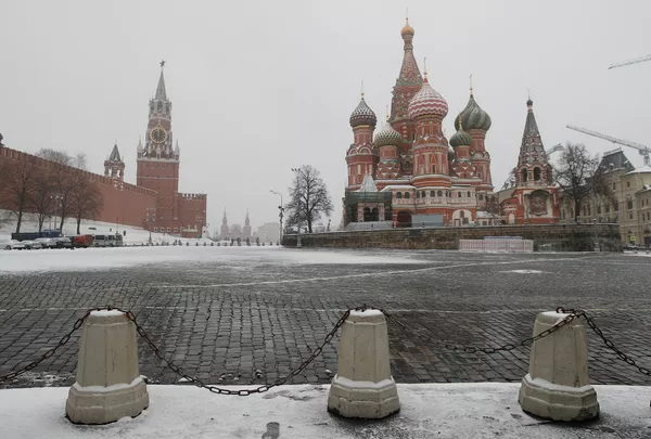 Показывающие полдень часы на Спасской башне Московского кремля  в период пандемии коронавируса - Sputnik Lietuva