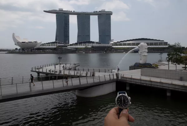 Показывающие полдень часы напротив  Merlion Park в Сингапуре в период пандемии коронавируса - Sputnik Lietuva