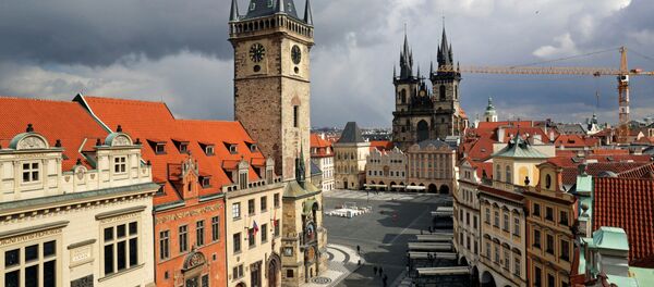 Показывающие полдень часы на ратуше на фоне пустой Староместской площади в Праге в период пандемии коронавируса - Sputnik Литва