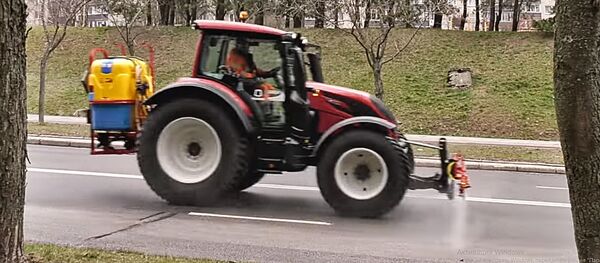 Улицы Вильнюса дезинфицирует специальный трактор - Sputnik Литва