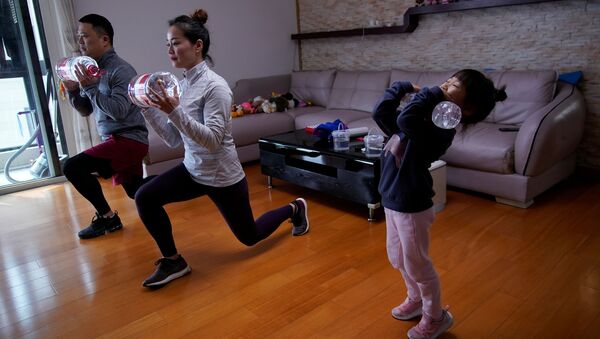 Дино Лин, Стелла Чжан и Вово Лин во время онлайн-тренировки у себя дома в Шанхае, Китай - Sputnik Литва