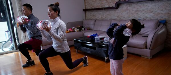 Дино Лин, Стелла Чжан и Вово Лин во время онлайн-тренировки у себя дома в Шанхае, Китай Дино Лин, Стелла Чжан и Вово Лин во время онлайн-тренировки у себя дома в Шанхае, Китай - Sputnik Lietuva