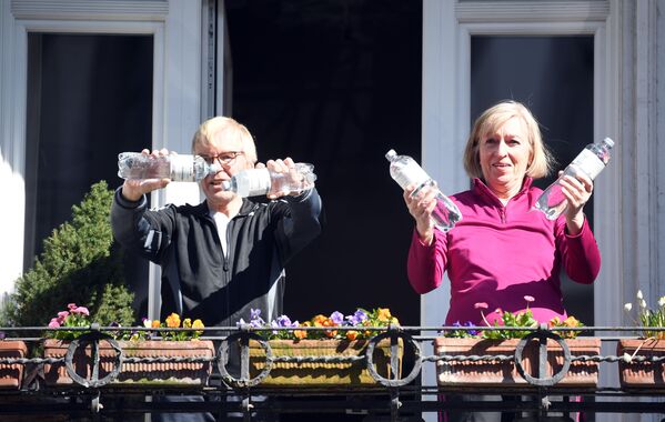 Жители во время тренировки на балконе в Гамбурге, Германия - Sputnik Lietuva