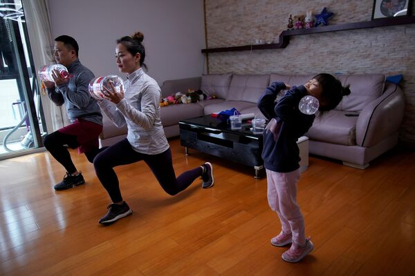 Дино Лин, Стелла Чжан и Вово Лин во время онлайн-тренировки у себя дома в Шанхае, Китай - Sputnik Литва