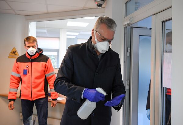 Президент Литвы ответил на звонок жителя на горячей линии по коронавирусу Президент Литвы ответил на звонок жителя на горячей линии по коронавирусу - Sputnik Литва