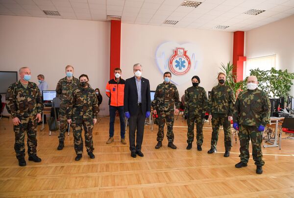 Президент Литвы ответил на звонок жителя на горячей линии по коронавирусу Президент Литвы ответил на звонок жителя на горячей линии по коронавирусу - Sputnik Литва