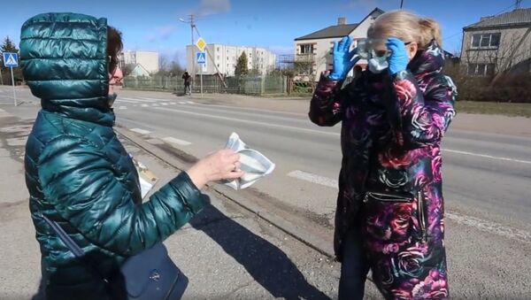Сотрудники культурного центра Укмерге раздали жителям защитные маски - Sputnik Литва