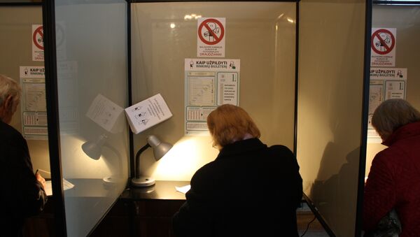 Избиратели заполняют бюллетени в кабинках - Sputnik Lietuva