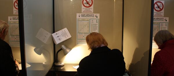 Избиратели заполняют бюллетени в кабинках - Sputnik Lietuva