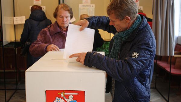 Избиратель опускает бюллетень в урну - Sputnik Литва