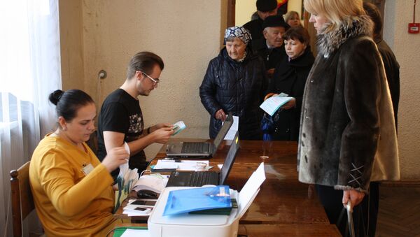 Регистрация избирателей на избирательном участке - Sputnik Литва