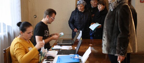 Регистрация избирателей на избирательном участке Регистрация избирателей на избирательном участке - Sputnik Литва