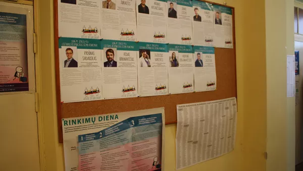 Стенд с информацией о кандидатах в депутаты в одномандатном округе Кауно-Воке - Sputnik Lietuva