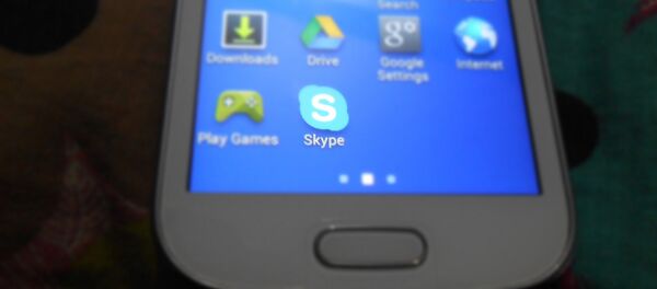 Skype на мобильном телефоне Skype на мобильном телефоне - Sputnik Литва